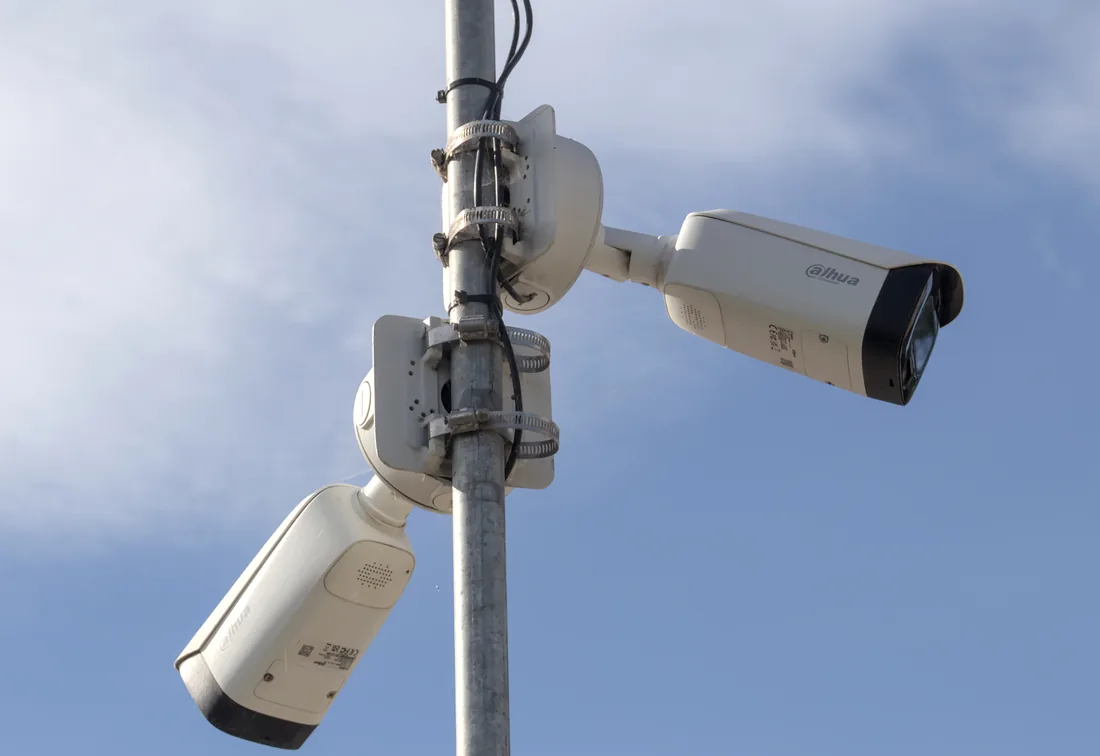 Dos cámaras Dahua montadas en un poste